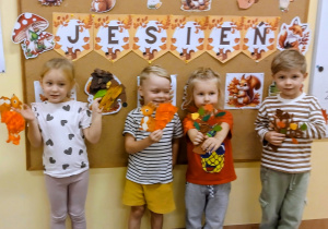 Dzieci trzymają swoje prace.