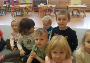 Dzieci ogladaja prezentacje.