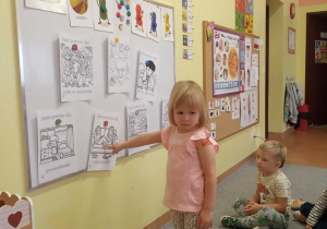 Dziewczynka wskazuje obrazek.