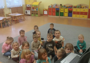 Dzieci oglądają prezentacje o Korczaku.