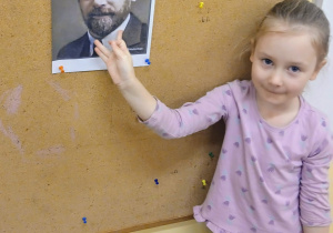 Dziewczynka wskazuje zdjęcie Korczaka.