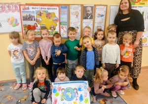 Wspólne zdjęcie z plakatem.