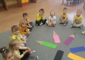 Dzieci wśród kredek.