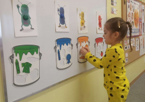 Dziewczynka segreguje kolorowe magnesy.