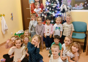 Wspólne zdjęcie dzieci przy choince.