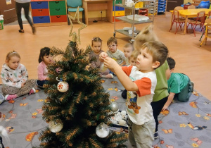 Chłopiec zawiesza ozdoby.