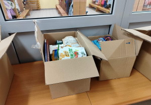 Zapakowane produkty w pudełku.