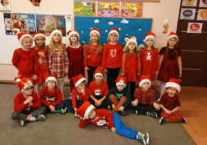 Dzieci w mikołajkowych strojach.