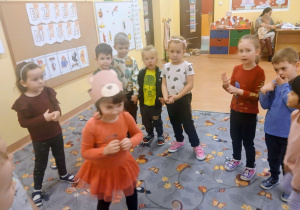 Dzieci bawią się w zabawę "Stary niedźwiedź mocno śpi"