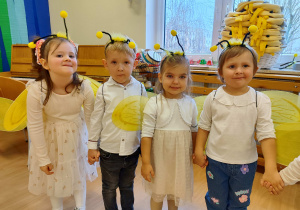 Dzieci elegancko ubrane stroju pszczółek.