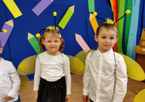 Chłopiec i dziewczynka w eleganckich strojach.