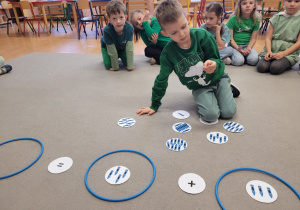 Zabawa matematyczna dzieci.