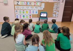 Dzieci oglądają film edukacyjny.