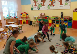 Dzieci zbierają kredki.