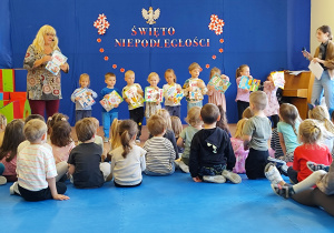 Dzieci z książkami i z Panią Ulą.