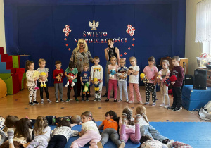 Dzieci z maskotkami.