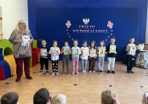 Dzieci z książkami.