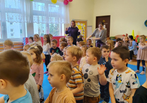 Dzieci i Panie tańczą.