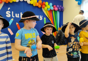 Dzieci w góralskich kapeluszach.