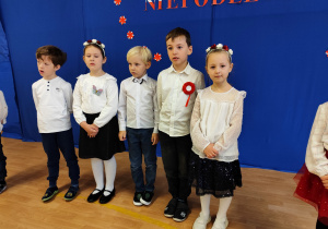 Przedszkolaki stoją na scenie.