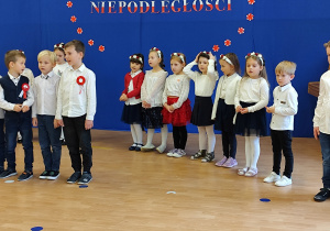 Przedszkolaki śpiewają piosenkę.