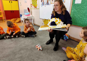 Nauczyciel prezentuje przedszkolakom książkę typu POP UP.