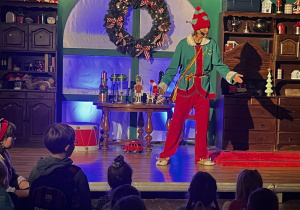 Przedszkolaki oglądają występy Elfa.