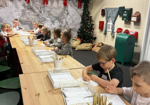Przedszkolaki piszą list do Świętego Mikołaja.