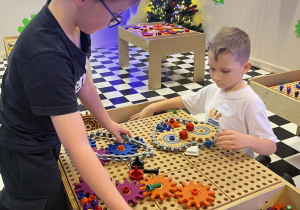 Chłopcy konstruują maszynę.