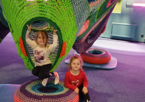 Dziewczynki zjeżdżają ze zjeżdżalni.