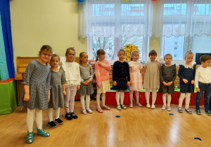 Przdszkolaki w kręgu stoją na scenie.