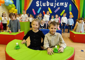 Dzieci grają na dzwonkach.