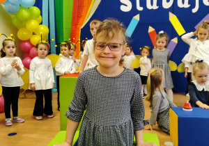 Dziewczynka uśmiecha się.