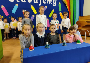 Przedszkolaki grają na dzwonkach.