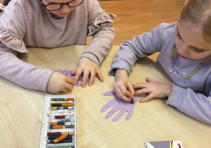 Dziewczynki malują pastelami.