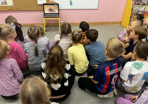 Dzieci oglądają wyświetlaną prezentację.