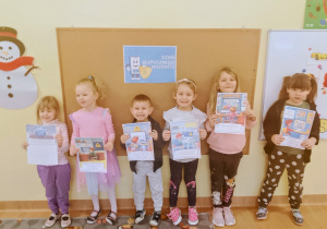 Dzieci tworza laptopy.