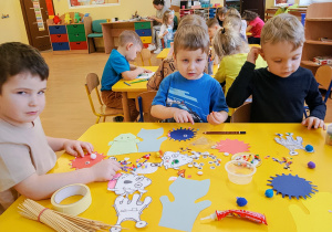 Dzieci robią myjki i wirusy.