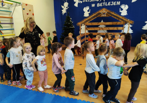 Dzieci tańczą w kole