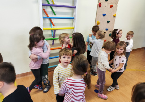 Dzieci tańczą w parach w rytmach karnawałowej muzyki.