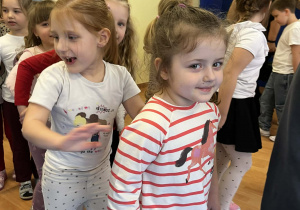 Dzieci bawią się przy karnawałowych piosenkach.