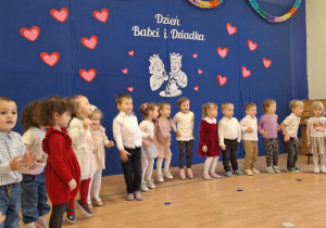 Dzieci tańczą w półolu.