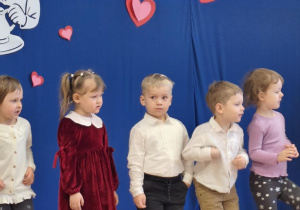 Dzieci stoją na występie.