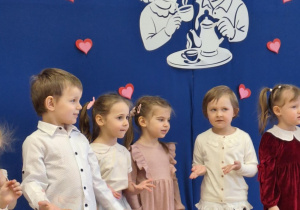 Dzieci stoją podczas występu.