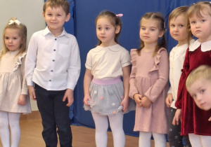 Dzieci tańczą.
