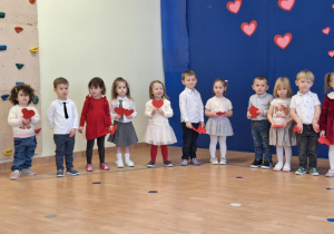 Dzieci tańczą z serduszkami.