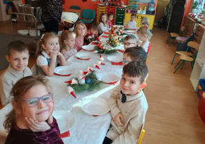 Biedronki podczas uroczystego obiadu.