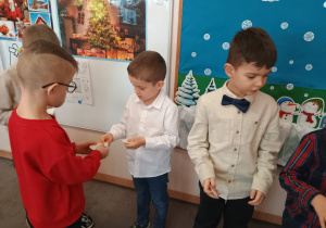 Chłopcy składają sobie życzenia.