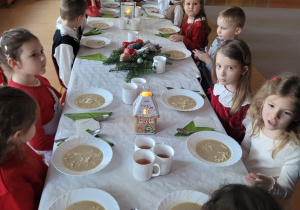 Żabki podczas świątecznego obiadu.