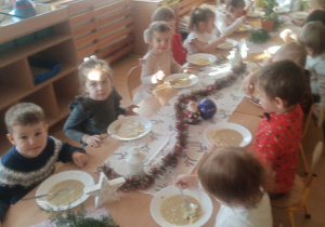 Pszczółki podczas uroczystego obiadu.